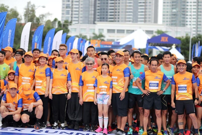 cac-van-dong-vien-chinh-thuc-xuat-phat-luc-6h-voi-2-cu-ly-3km-6km